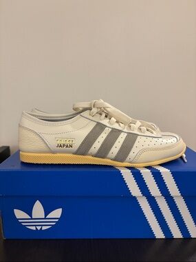 NEW Women’s Adidas Originals Sneakers with Gray Stripes   Sz.8